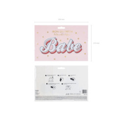 1 stk. Farverig stryge-patch babe i blandede farver, 20x8cm 1 stk. Farverig stryge-patch babe i blandede farver, 20x8cm