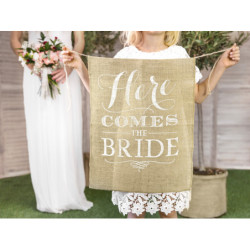 1 stk. Burlap bryllupsgangskilt med hvid skrift "Her kommer bruden" 41x51 cm til romantisk bryllup
