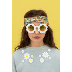 Daisy solbriller hvid med gule linser – UV-beskyttelse, 13 cm rammebredde, letvægt design
