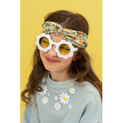 Daisy solbriller hvid med gule linser – UV-beskyttelse, 13 cm rammebredde, letvægt design