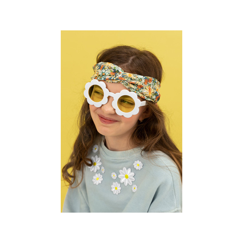 Daisy solbriller hvid med gule linser – UV-beskyttelse, 13 cm rammebredde, letvægt design