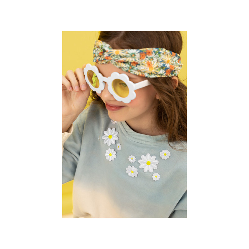 Daisy solbriller hvid med gule linser – UV-beskyttelse, 13 cm rammebredde, letvægt design