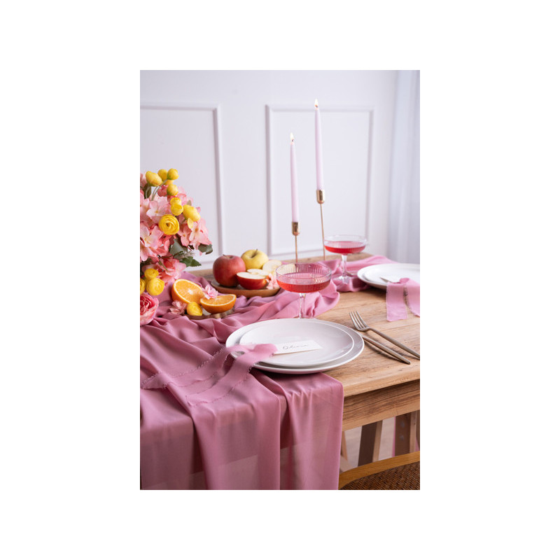 5 meter Chiffonløber i Mørk pink, bredde 48 cm, elegant og stilfuld til enhver borddækning