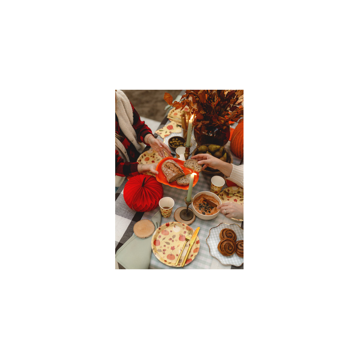 Paper plates Pumpkin, 23.5x24 cm, orange (1 pkt / 6 pc.) Paper plates Pumpkin, 23.5x24 cm, orange (1 pkt / 6 pc.)