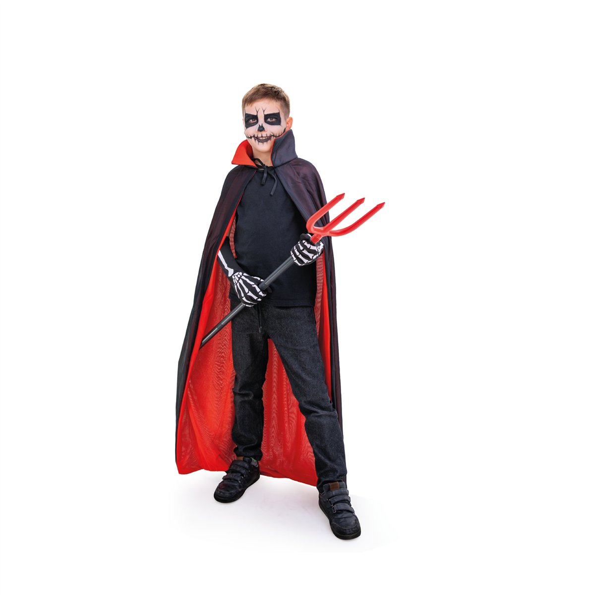 Dracula kappe. Så er der rod altså sort ud, men de er rød indvendig. 110 cm Dracula kappe. Så er der rod altså sort ud, men de er rød indvendig. 110 cm