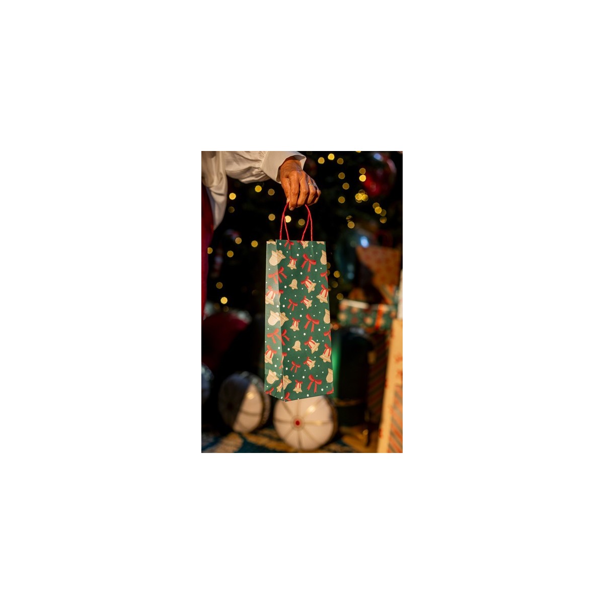 Gift bags Snowflakes and bells, 12.5x33.5x9 cm, red and green (1 pkt / 6 pc.) Gift bags Snowflakes and bells, 12.5x33.5x9 cm, red and green (1 pkt / 6 pc.)