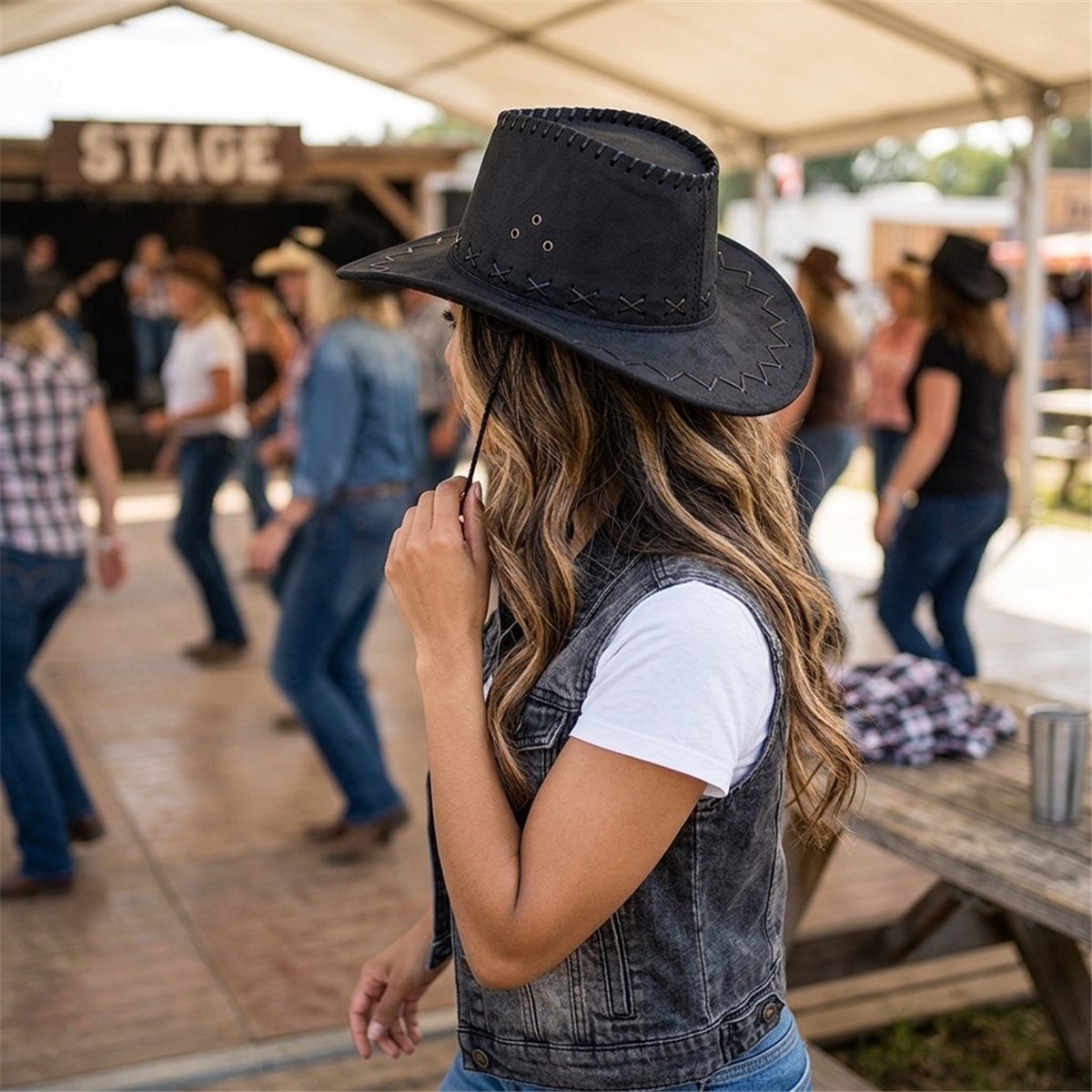 Cowboyhat &ndash; Sort Westernhat i L&aelig;derlook med Hagerem