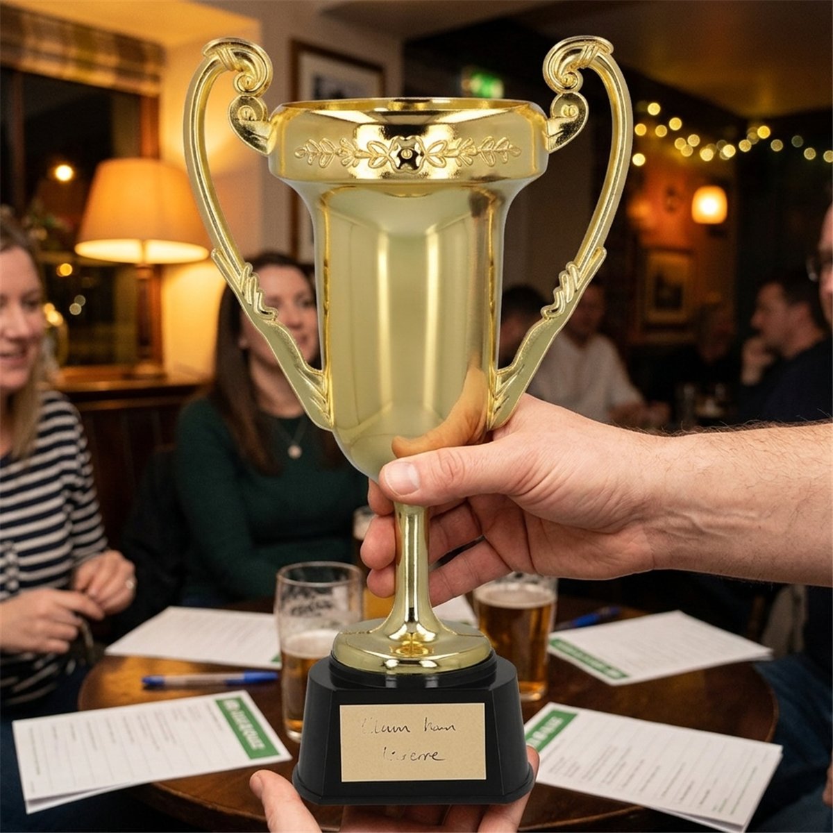 Trof&aelig; Guld &ndash; Klassisk Pokal med To Hanke