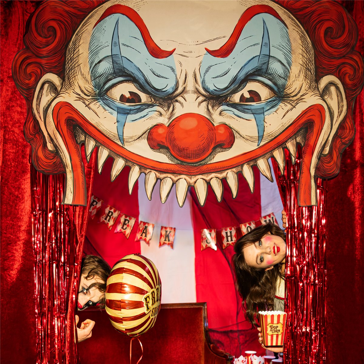 Halloween D&oslash;rdekoration Freak Show 89 x 145 cm &ndash; Klovnehoved med Foliegardin