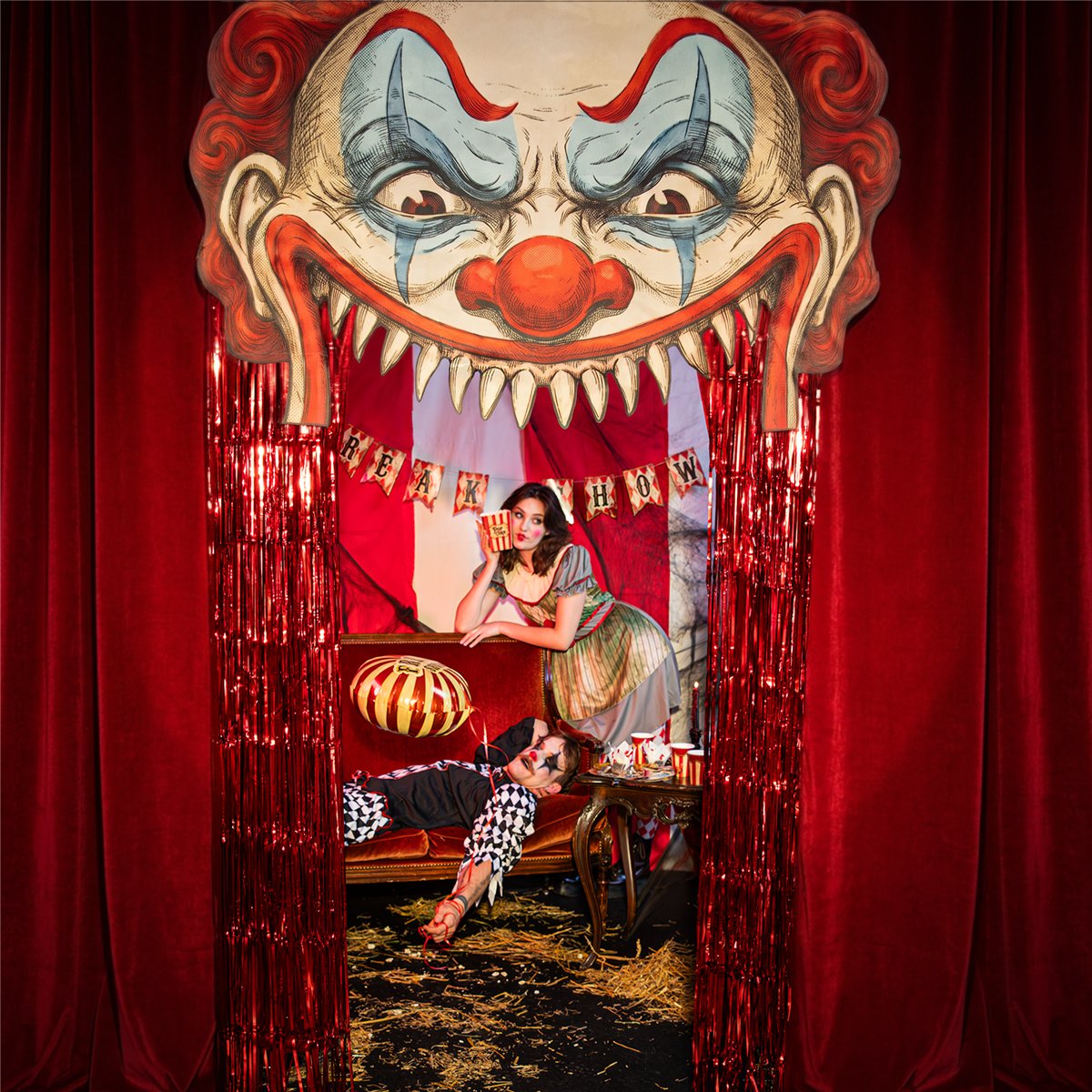 Halloween D&oslash;rdekoration Freak Show 89 x 145 cm &ndash; Klovnehoved med Foliegardin