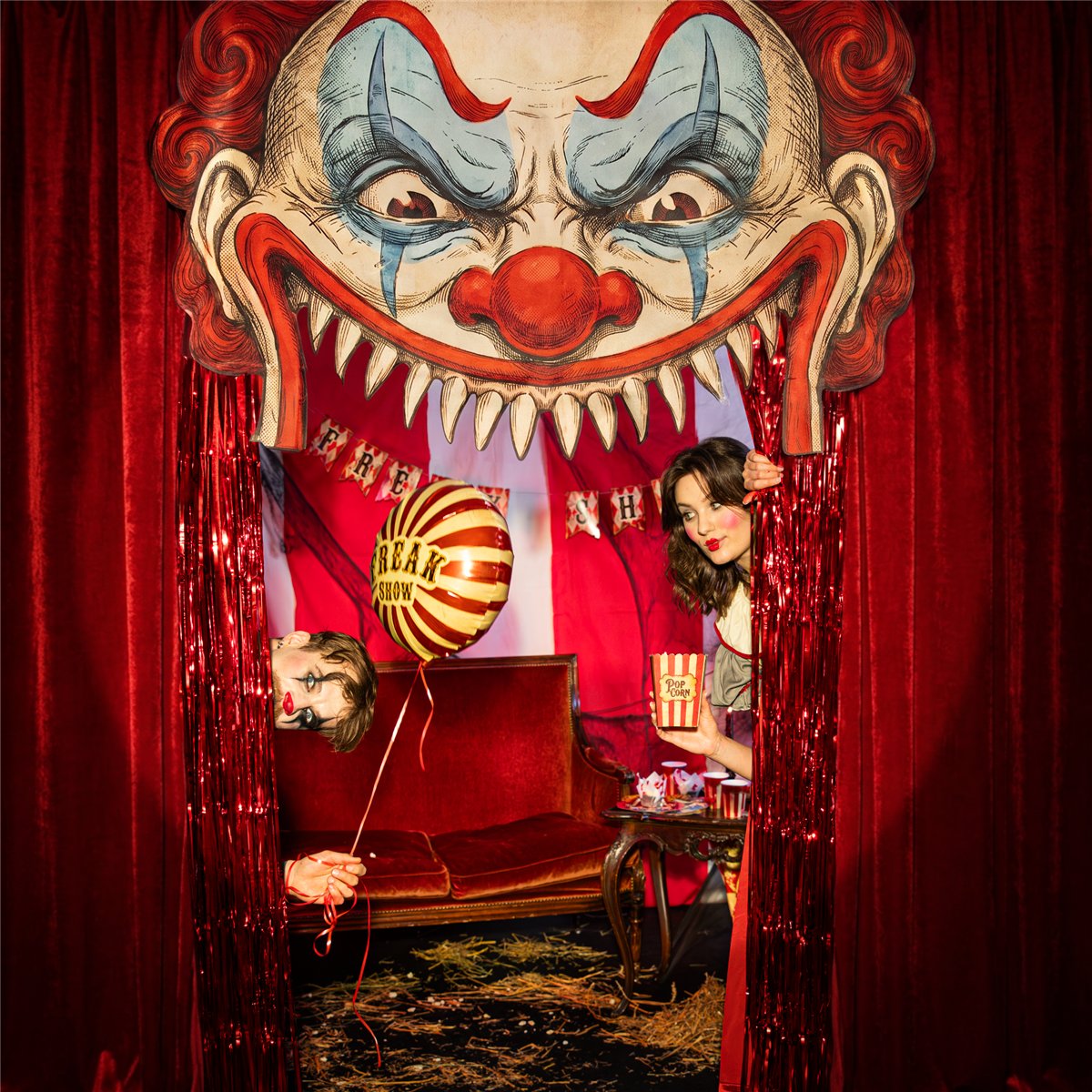 Halloween D&oslash;rdekoration Freak Show 89 x 145 cm &ndash; Klovnehoved med Foliegardin