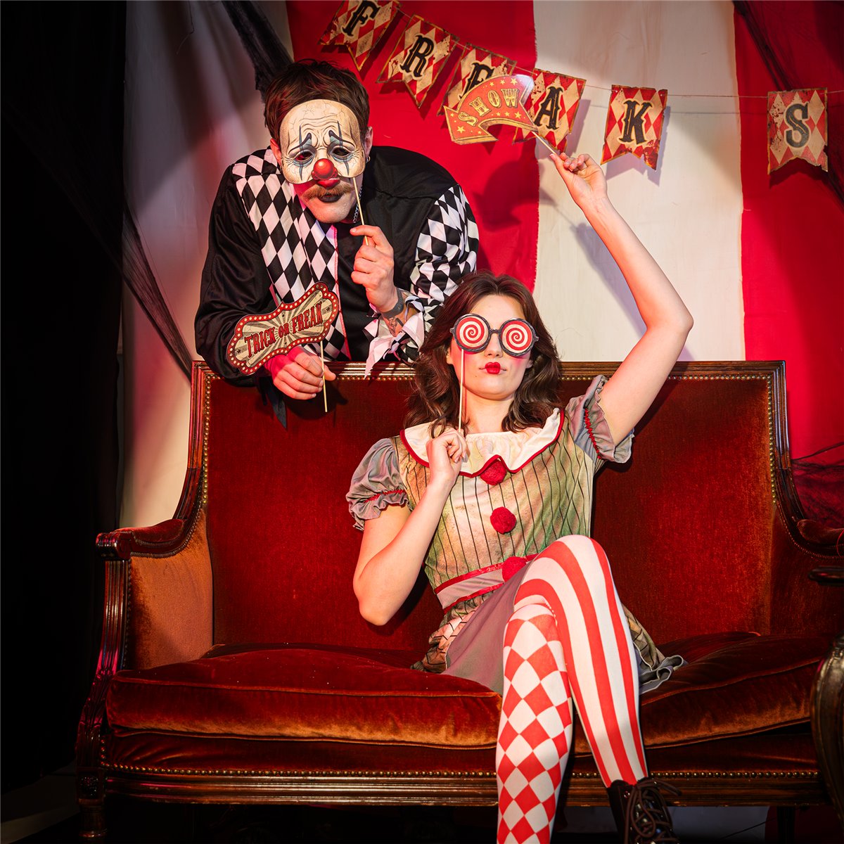 Halloween Fotorekvisitter Freak Show – Sæt med 12 Dele Halloween Fotorekvisitter Freak Show – Sæt med 12 Dele