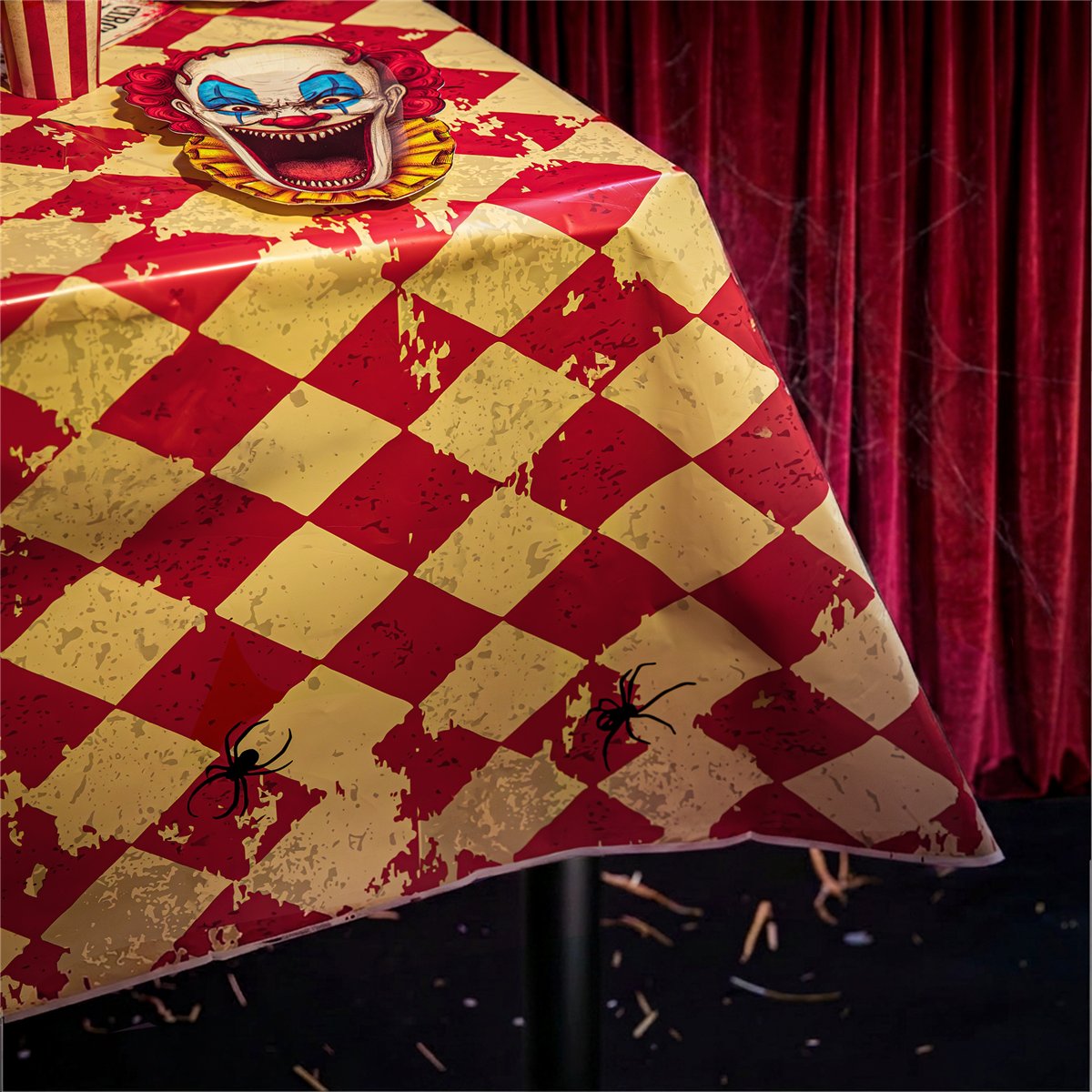 Halloween Dug Freak Show 137 x 183 cm &ndash; R&oslash;d og Creme Harlekinm&oslash;nster