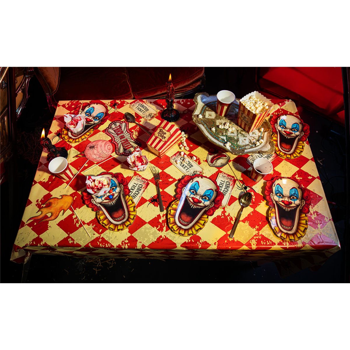 Halloween Dug Freak Show 137 x 183 cm &ndash; R&oslash;d og Creme Harlekinm&oslash;nster