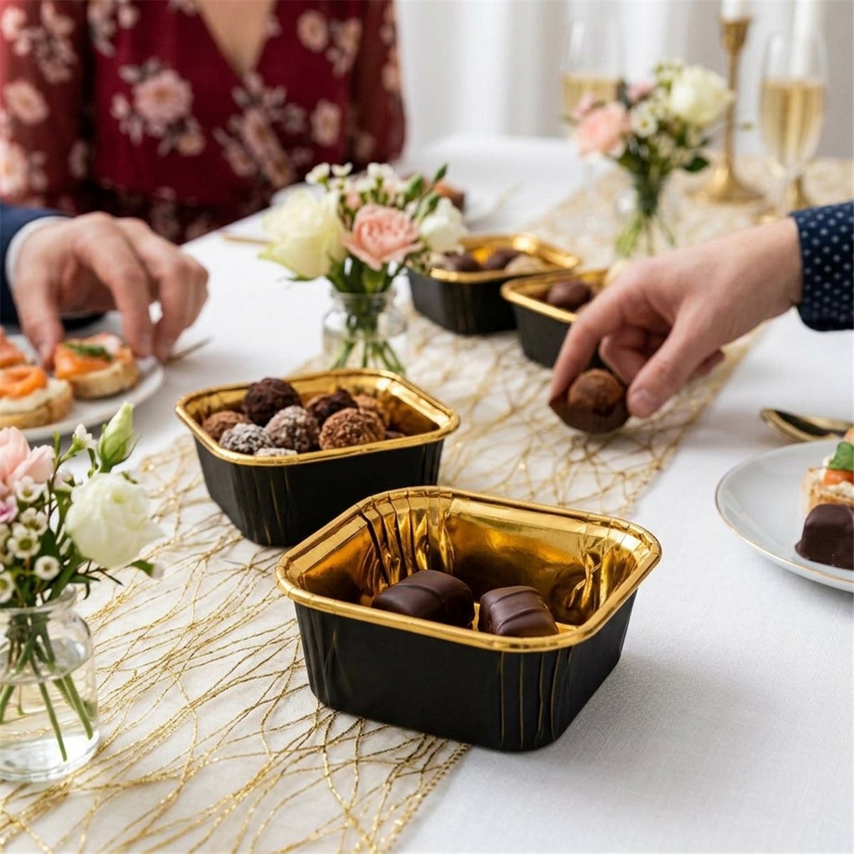 10 stk. Kvadratiske Bageforme Sort og Guld 8,5 cm &ndash; Aluminium