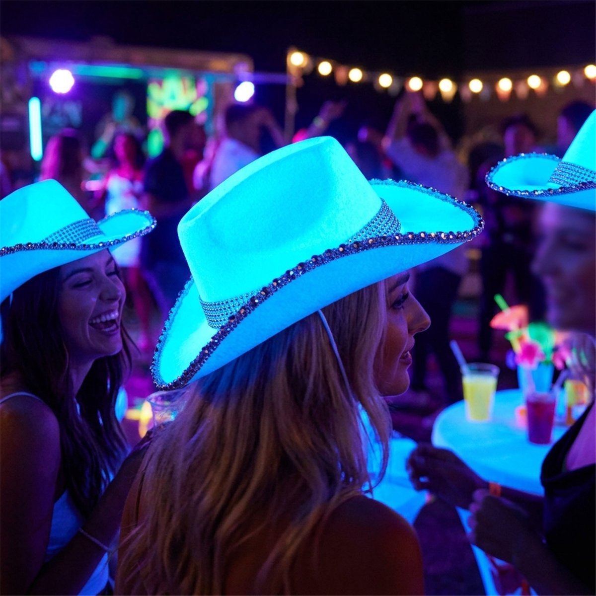 Lysebl&aring; Cowboyhat UV-effekt &ndash; med Rhinsten