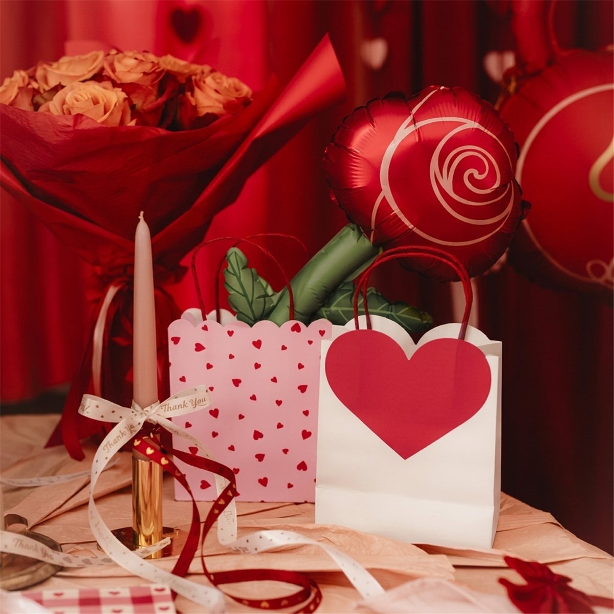 Gift bags Hearts, 14.5x18-19.4x8 cm, mix (1 pkt / 6 pc.) Gift bags Hearts, 14.5x18-19.4x8 cm, mix (1 pkt / 6 pc.)