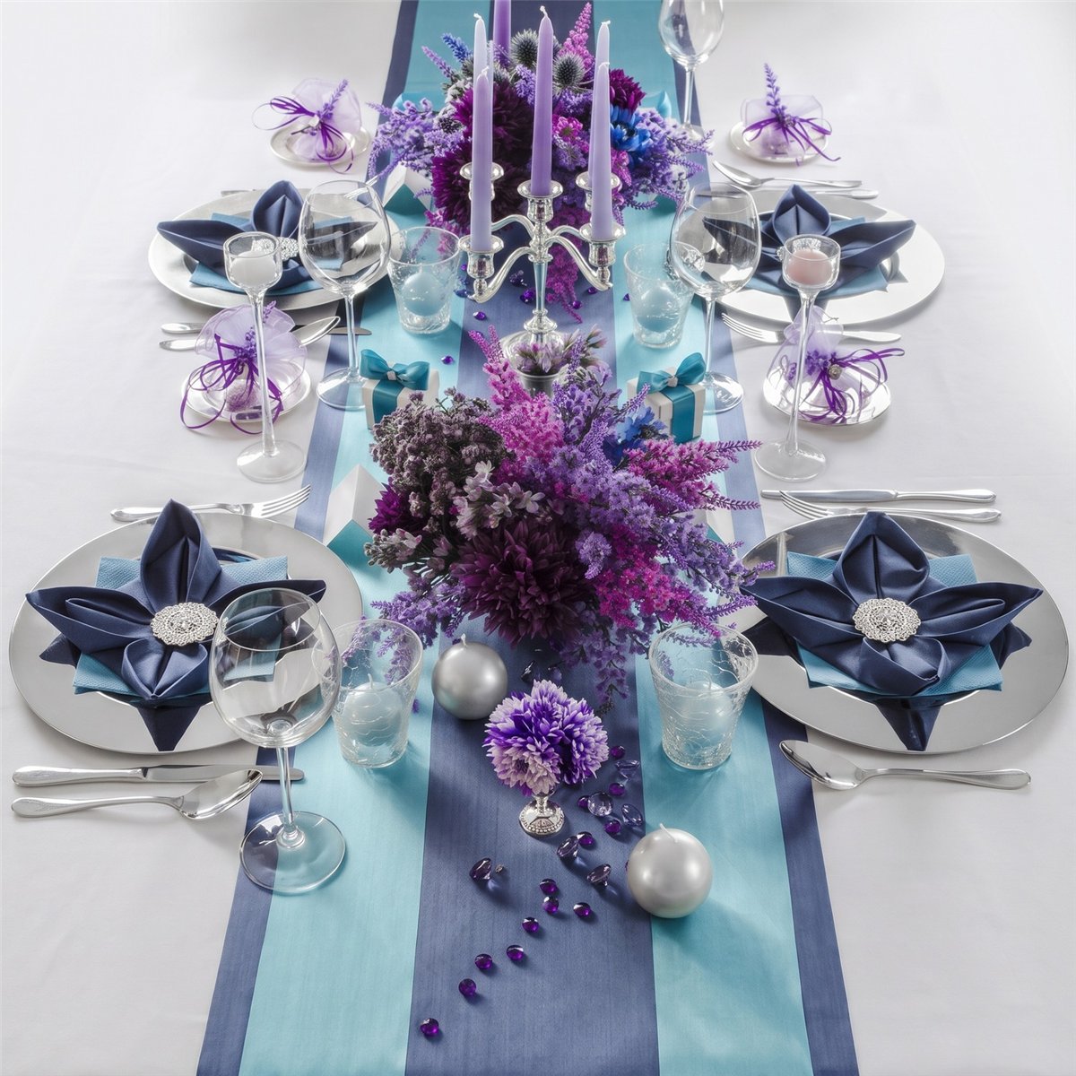 Satin Bordløber Mørkeblå 36 cm x 9 meter Satin Bordløber Mørkeblå 36 cm x 9 meter