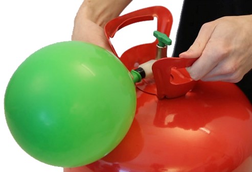 • Tryk den SORTE dyse forsigtigt ned eller til siden for at puste helium ind i ballonen