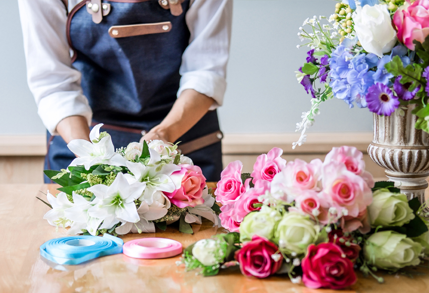 Arrangere kunstige blomster på stilk
