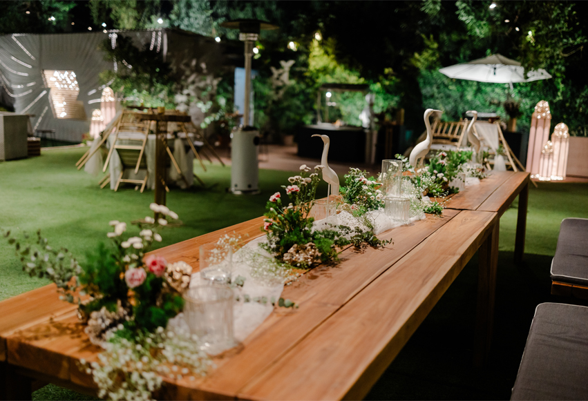 Fetsbord med kunstige blomster