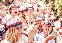 Borddækning til en studenterfest for klassekammerater og venner